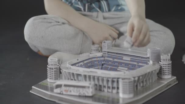 dítě sbírá hračku sportovní stadion Netříděné úzké zastřelených černé pozadí - Záběry, video
