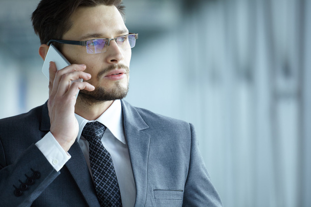 Businessman talking  on phone - Foto, Imagen