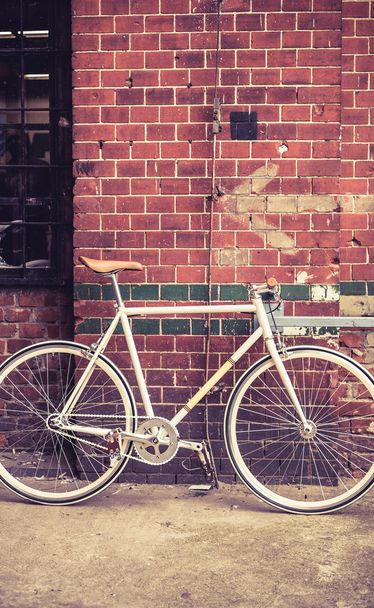 Ποδήλατο πόλης σε κόκκινο τοίχο, ρετρό vintage ποδήλατο - Φωτογραφία, εικόνα