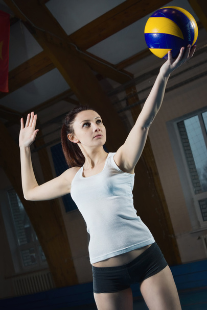Молодая девушка держит волейбол
 - Фото, изображение
