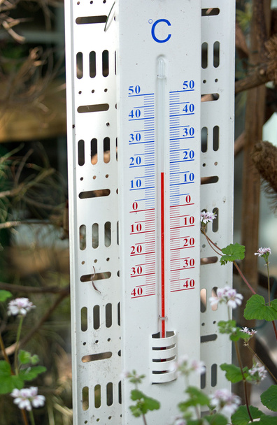 Thermometer zeigt 16 Grad Celsius - Foto, Bild