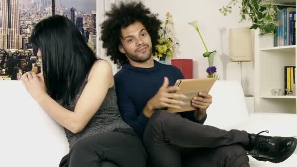 ευτυχισμένο ζευγάρι παίζει με μαξιλάρια - Πλάνα, βίντεο