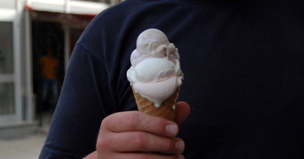  Человек, держащий мороженое
 - Фото, изображение