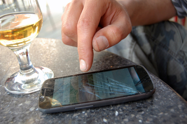 Mann benutzt Handy beim Entspannen mit Bier - Foto, Bild