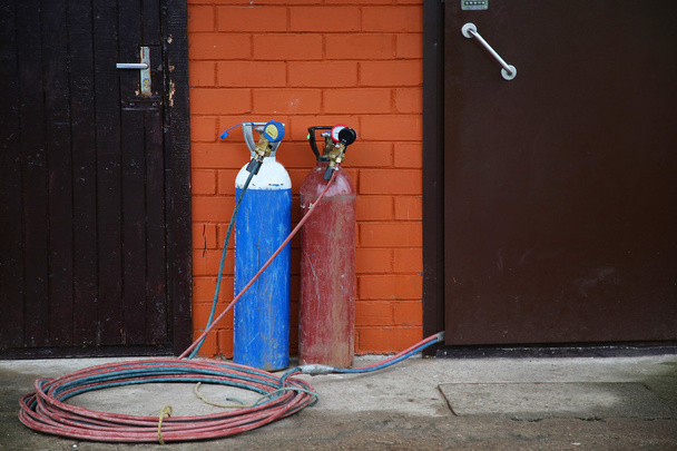 kaksi kaasupulloa - sininen ja punainen
 - Valokuva, kuva