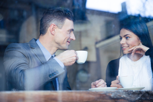 Happy couple drinking coffee in cafe - Fotografie, Obrázek