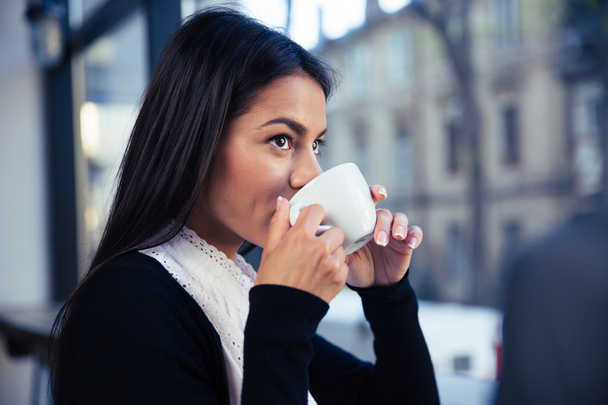 Businesswoman drinking coffee in cafe - Fotoğraf, Görsel