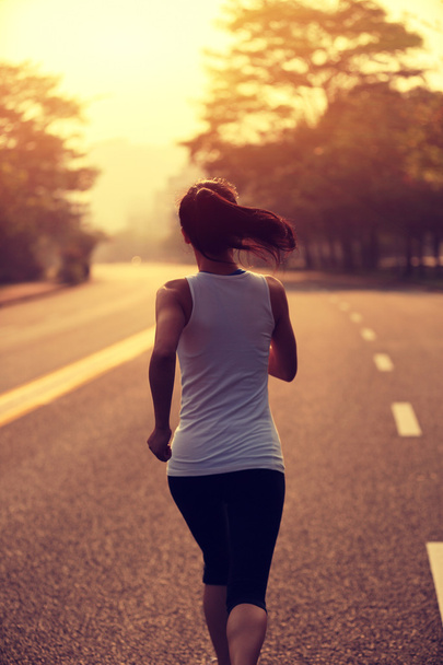 Atleta corriendo en la carretera
 - Foto, Imagen