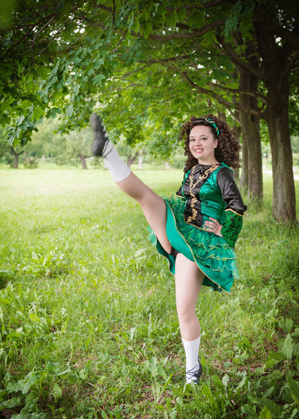 Nuori kaunis tyttö irlantilainen tanssi mekko tanssi ulkona
 - Valokuva, kuva