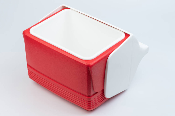 Rosso aperto scatola pranzo di plastica isolato su sfondo bianco studio - Foto, immagini