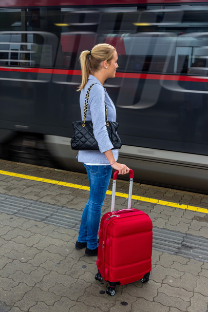 donna in attesa di treno sulla stazione ferroviaria
 - Foto, immagini