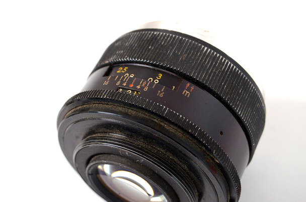 Una vieja lente de cámara de control manual aislada en blanco
 - Foto, imagen