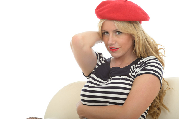 赤いベレー帽を身に着けている美しいセクシーなの若いフランス人女性の肖像画 - 写真・画像