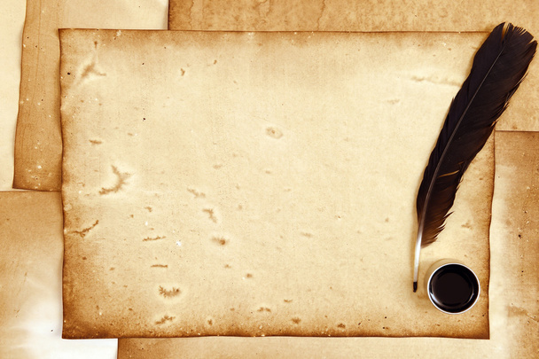 Старая бумага с перьями и чернилами
 - Фото, изображение