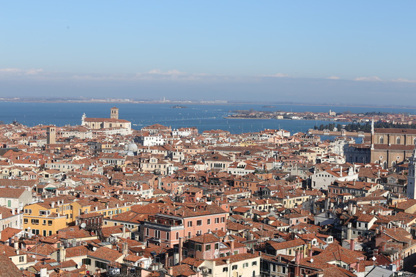 daken van de huizen en gebouwen in de stad Venetië - Foto, afbeelding