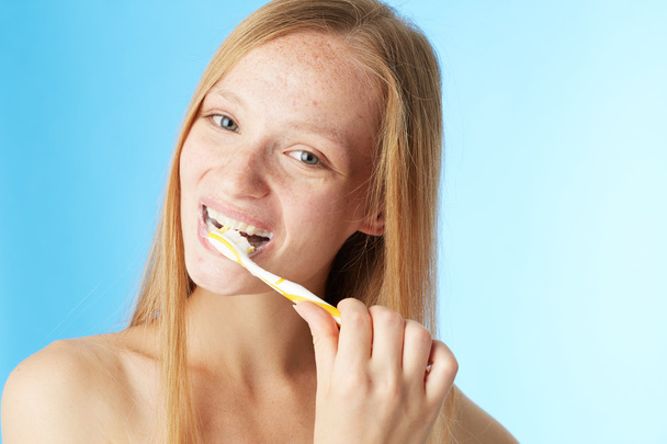 Woman brushing teeth - Fotografie, Obrázek