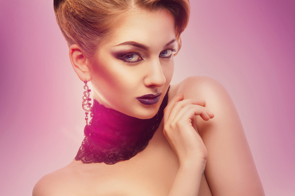 Retrato horizontal de modelo de moda con maquillaje en respaldo blanco
 - Foto, Imagen