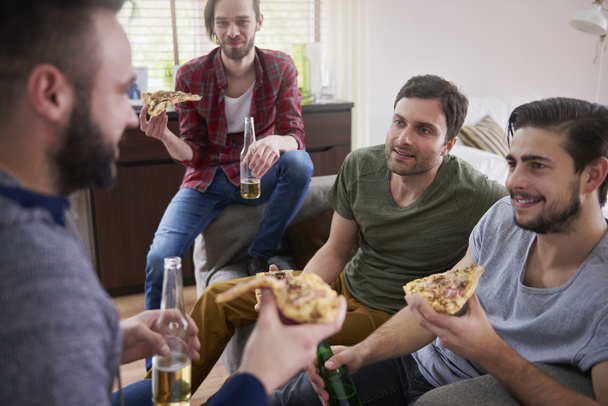 Συνάντηση των ανδρών με πίτσα και μπύρες - Φωτογραφία, εικόνα