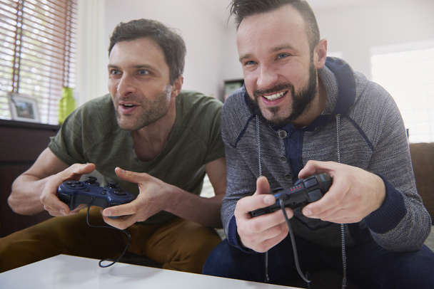 Hombres jugando juego de ordenador juntos
 - Foto, Imagen