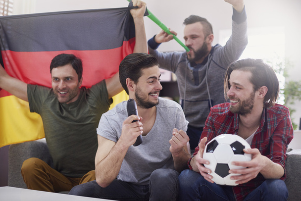Чоловіки переглядають футбольний матч
 - Фото, зображення