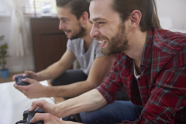 Men playing computer game together - 写真・画像