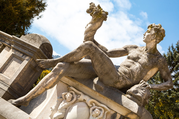 Statua nel giardino del Castello di Peles, Romania
 - Foto, immagini