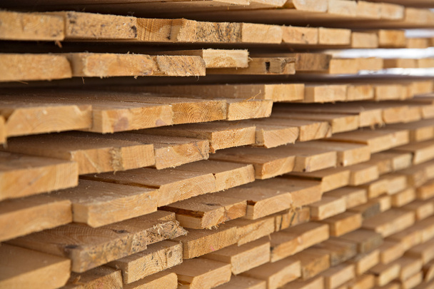 Деревянная древесина на лесопилке
 - Фото, изображение