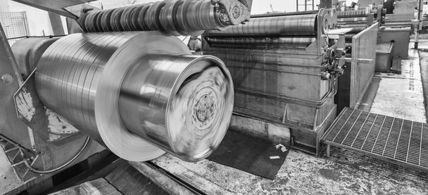Machine industrielle pour bobines d'acier coupées
 - Photo, image