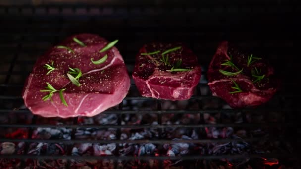Παζάρι βοδινό με δεντρολίβανο μαγειρεμένο στη σχάρα - Πλάνα, βίντεο