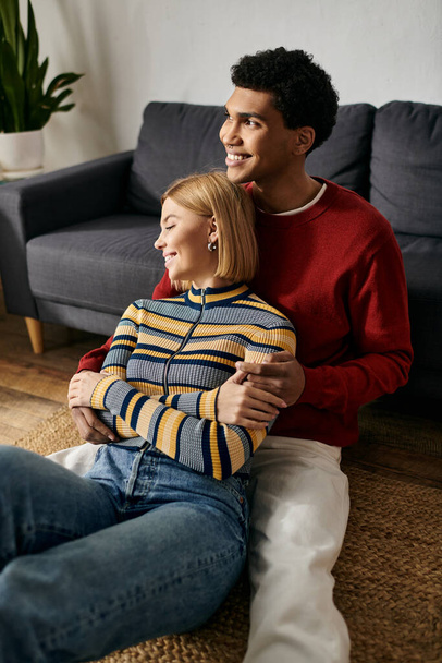 Un couple multiculturel heureux profite d'un moment d'intimité et d'amour dans leur appartement moderne. - Photo, image