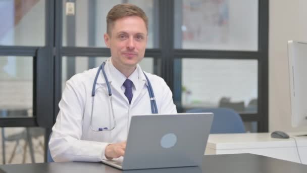 Mužský lékař ukazující palce na klinice - Záběry, video