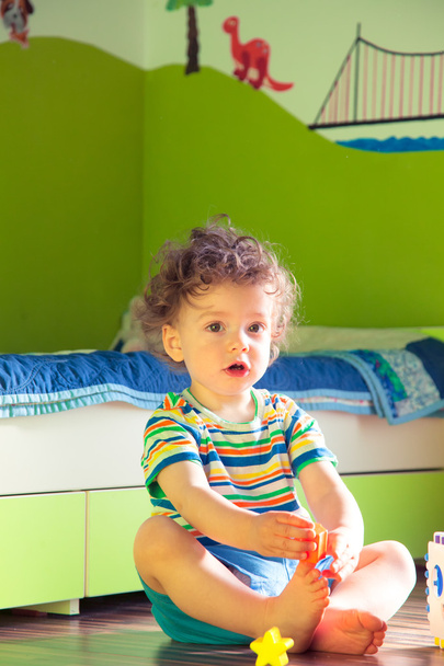 Baby boy playing in his room - Foto, afbeelding