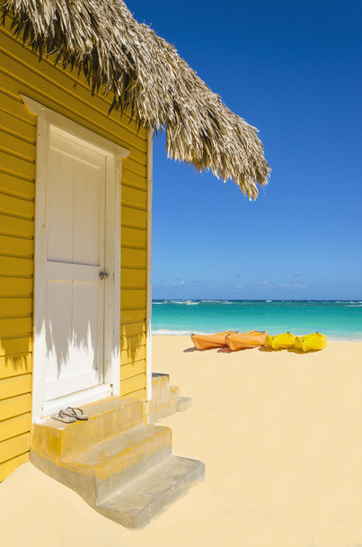 strand cottage en kleurrijke kajaks - Foto, afbeelding