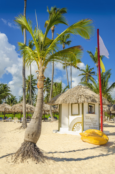 Egzotycznej plaży z chaty i kajak na Caribbean - Zdjęcie, obraz