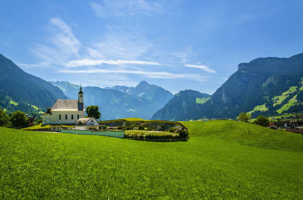 alpejski krajobraz z kościoła, Alpy Austriackie - Zdjęcie, obraz