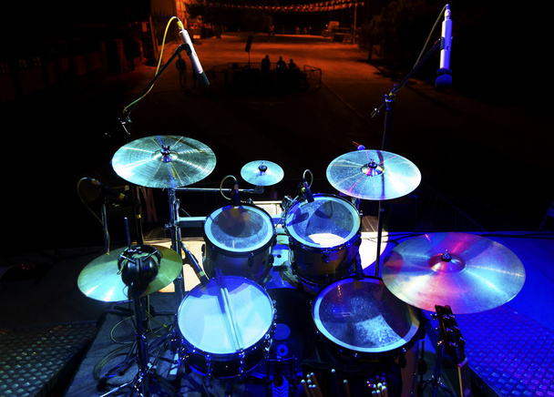 Tambor en el escenario
 - Foto, Imagen