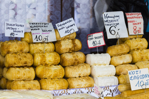 Polonês tradicional defumado queijo oscypek em Zakopane
 - Foto, Imagem