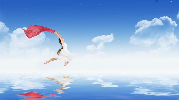 Tanzendes Mädchen auf der Wasseroberfläche - Foto, Bild