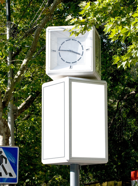 Panneau d'affichage vierge avec horloge
 - Photo, image