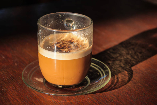 Eine warme Tasse Mokka-Kaffee am Morgen - Foto, Bild