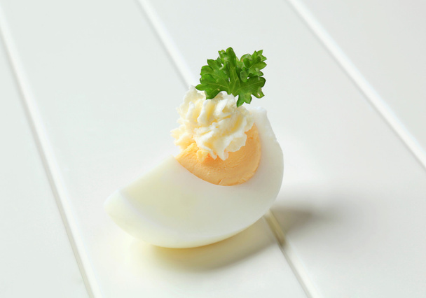 Gekookt ei met verspreiding  - Foto, afbeelding