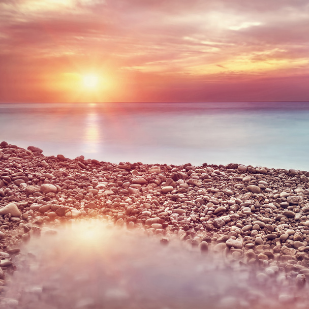 Günbatımı üzerinde güzel bir plaj manzara - Fotoğraf, Görsel