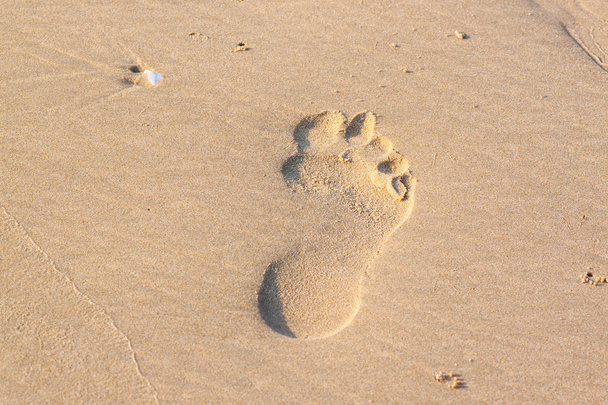 Segno del piede destro sulla spiaggia al mattino
 - Foto, immagini