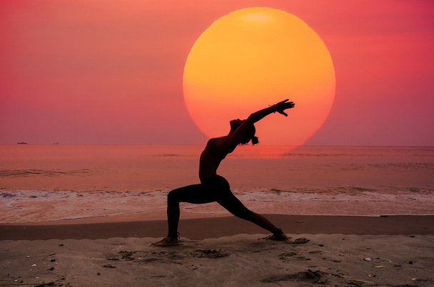 mujer practicando yoga   - Foto, imagen