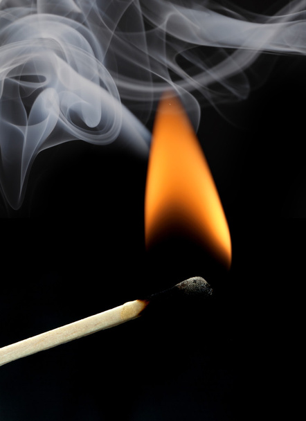 Hořící zápalka, oranžový plamen a gray kouře na černém pozadí - Fotografie, Obrázek