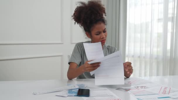 A stresszes fiatal nőnek pénzügyi problémái vannak a hitelkártya-tartozással, hogy kifizesse a rossz személyes pénz és a jelzálog fizetési válság koncepcióját.. - Felvétel, videó