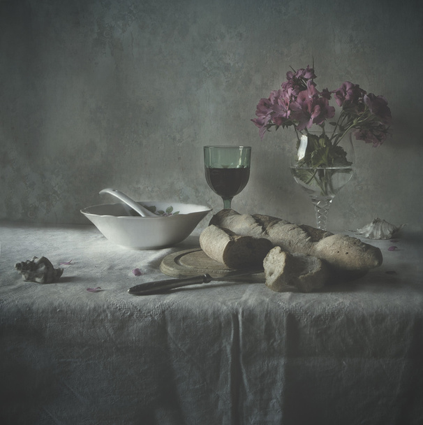 flowers, bread and wine - Foto, imagen
