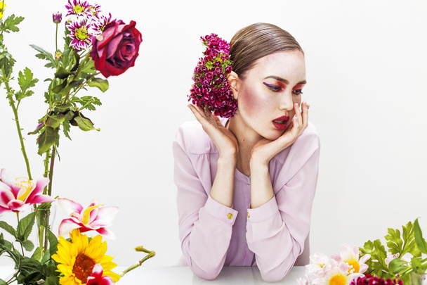 Moda uroda portret kobiecy z kwiatami - Zdjęcie, obraz