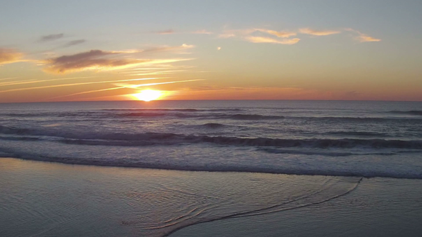 Aéreo do pôr-do-sol na praia Vale Figueiras em Portugal
 - Filmagem, Vídeo