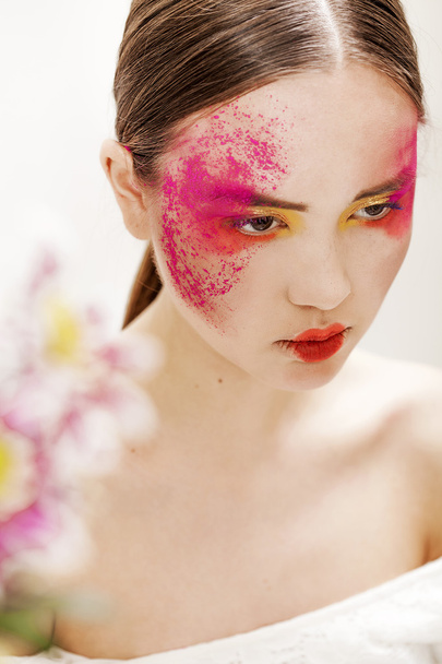 Κορίτσι ομορφιά πορτρέτο φοράει makeup ροζ, πορτοκαλί και κίτρινο - Φωτογραφία, εικόνα